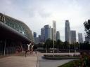 Hier links das dezent prollige Theater von Singapur mit Skyline im rechten Bereich des Bildes.