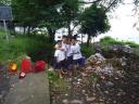 Es ist gut das die Kinder auf den Philippinen früh den Müll trennen lernen.