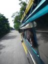 Mal wieder auf einer glatten Betonstraße angelangt, kann ich ein Foto machen und das Jeepney auf 100km/h beschleunigen. Aaaaargh!