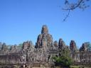 Gesamtansicht von Angkor Thom. Man achte auf den Größenunterschied zu den Touristen.