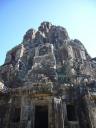 Hauptturm des Angkor Thom mit 52 Köpfen für die 52 Bezierke in die der Herrscher das Land zu dieser Zeit teilte.