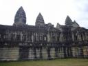 Hier ein Blick auf die oberen zwei Etagen von Angkor Wat. D.h.: Ich stehe bereits innerhalb des Tempels auf einer gleich hohen Ebene wie die vor mir!