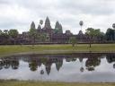 Hier sieht man den Haupttempel von Angkor Wat in der Totalen und in der Spiegelung im Schwimmbad des Königs.